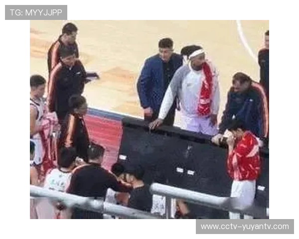 杜锋暂停期间怒批胡明轩，镜头捕捉紧张瞬间